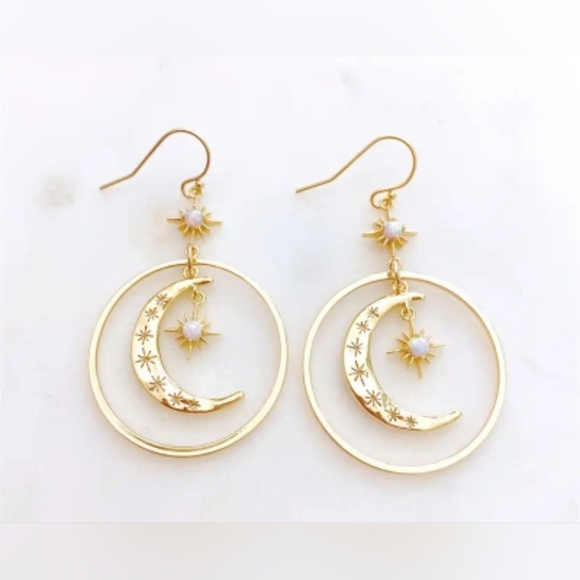 2 For 25$ Gold Crescent Moon Earrings NIP - Picture 3 of 3